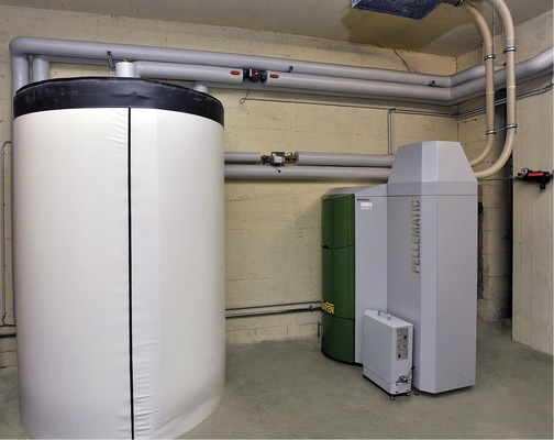 Der 2000 Liter fassende ­Pufferspeicher und der 48-kW-Kessel ­sorgen stets für ausreichend ­Warmwasser.