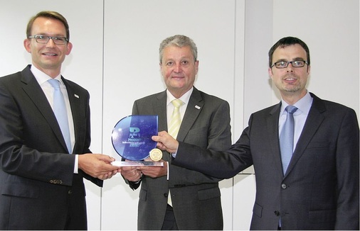 ZVSHK-Hauptgeschäftsführer Elmar Esser, Präsident Manfred Stather und Dr. Peter Neumann (EDAD) stellen den neuen ZVSHK-Produkt-Award vor (v.l.).