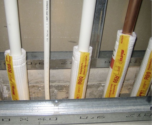 Installation von Schachttyp 1 mit Missel R90-Rohrabschottungen vor Verguss der Decke.