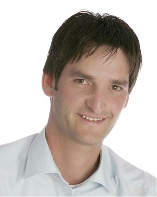 Daniel Busch von Busch- Meister der Elemente aus Kreuztal.„Hydraulischer Abgleich in drei Worten? Ganz einfach: Wärmemengen gerecht verteilt. – Ich führe den hydraulischen Abgleich seit über zehn Jahren durch. Pro Jahr etwa 20 bis 30 Mal. Meine Kunden reagieren durchweg positiv. Nachdem die Vorteile richtig und ehrlich erklärt wurden, wird deutlich, dass eine Heizungsanlage (je neuer, desto wichtiger) ohne einen hydraulischen Abgleich nicht optimal und komfortabel laufen wird und laufen kann.“