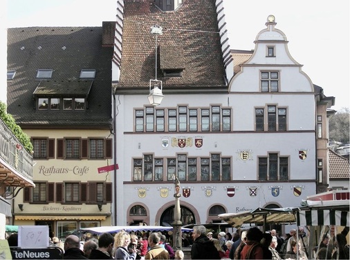 In Staufen im Breisgau ist die Sanierung der Bohrlöcher abgeschlossen. Nun hoffen die Bewohner der Altstadt auf ein Ende der Hebungen. - © Margot Dertinger-Schmid
