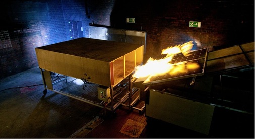 Brandtest bei Currenta in Leverkusen. Bei solchen Versuchen wird geprüft, wie sich Flammen an den Modulen ausbreiten und welche Schäden die Folge sind.