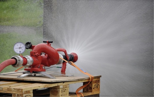 Der Bundesverband Solarwirtschaft empfiehlt beim Sprühstrahl einen Abstand von 1 m im Niederspannungsnetz. Löschversuche haben bestätigt, dass dies ausreicht.