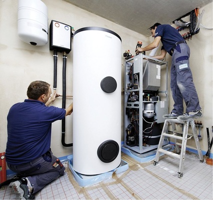 Installation einer Zeotherm-Gaswärmepumpe. Empfohlen sind Vorlauftemperaturen bis 40 °C. Künftig sollen bis 55 °C möglich sein.