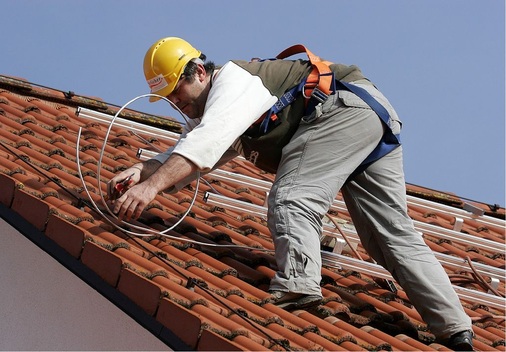 Beim Aufbau der Unterkonstruktion muss der Installateur die konkreten Bedingungen des Daches genau beachten. Dachneigung, Dachstuhl und Eindeckung variieren oft. - © Sharp
