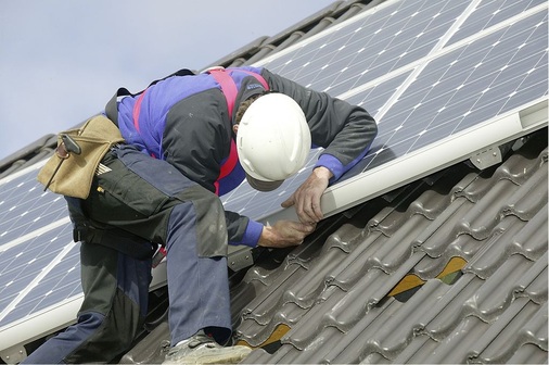 Präzision und Sorgfalt entscheiden über die Zuverlässigkeit eines Solargenerators. Akkord schadet der Qualität, teure Nacharbeiten werden erforderlich.