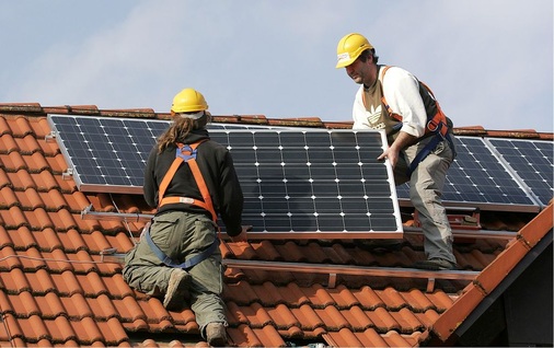 Zwar sind die Module mit Glas abgedeckt und werden von Metallrahmen gehalten, dennoch sollte der Einbau in die Anlage ohne mechanische Spannungen erfolgen.
