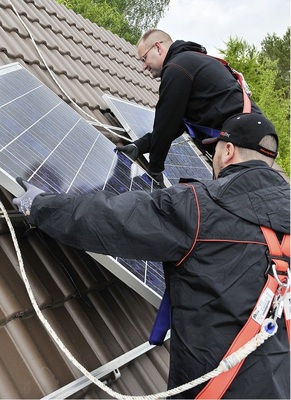 Erst wenn die Montageschienen im Dachstuhl befestigt und die Ziegel wieder korrekt aufgelegt sind, kann die Montage der Module beginnen.