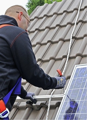 Die Montageschiene muss exakt angerissen werden, um die Dachhaken in der Lattung unter den Ziegel zu befestigen. Lieber mehr Dachhaken verbauen als zu wenige.