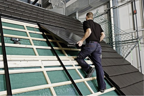 Schulung zur Montage des Indachsystems Indax von Schott Solar. Nachdem Schott aus der Fertigung von kristallinen Solarmodulen ausgestiegen ist, hat Monier Braas das System übernommen.