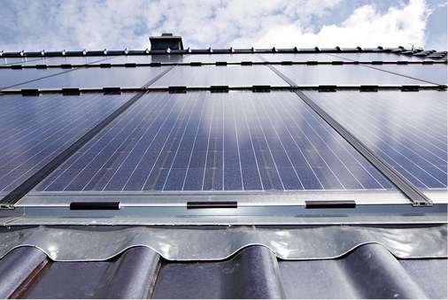 Beim Easy-In liegen die Module wie großflächige Dachziegel übereinander. Dadurch können ­Regen und Schnee gut abfließen.