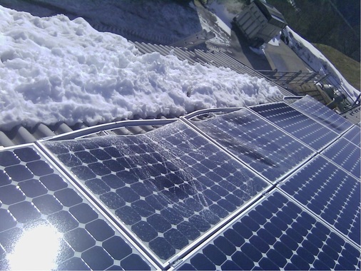 Der Installateur hat hier die Montageschienen in zu großem Abstand angeordnet. Durch den Schnee wurde der Modulrahmen zu stark belastet, er verbog sich und zog sich vom Laminat ab. Die Folge: Glasbruch.