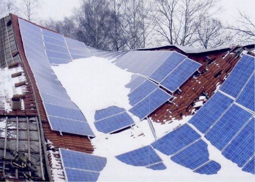 Unerbittliche Rea­lität: Sturm und Schnee bringen so manchen Pfusch zum Vorschein. Dieses Solardach brach unter der Schneelast ein. - © Mannheimer Versicherungen AG
