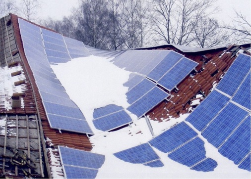Unerbittliche Rea­lität: Sturm und Schnee bringen so manchen Pfusch zum Vorschein. Dieses Solardach brach unter der Schneelast ein.