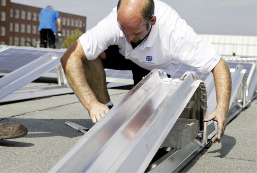 Idee aus dem Flugzeugbau: Das Montagesystem Solar Famulus Air von Conergy kommt mit wenigen Einzelteilen aus und hält die Module durch aerodynamische Kräfte auf dem Dach. - © Conergy
