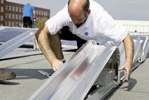 Idee aus dem Flugzeugbau: Das Montagesystem Solar Famulus Air von Conergy kommt mit wenigen Einzelteilen aus und hält die Module durch aerodynamische Kräfte auf dem Dach.
