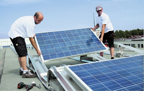 Ein gutes Montagesystem kommt ohne Dachdurchdringung aus. Er erlaubt den schnellen Aufbau von großen Solarleistungen, sprich: möglichst vielen Modulen in möglichst kurzer Zeit. - © Conergy
