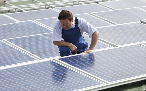 Auch auf dem Roten Rathaus in Berlin stromt bereits eine Solaranlage. Die Module sind flach aufgeständert, um die Reihen enger stellen zu können. - © Berliner Energieagentur
