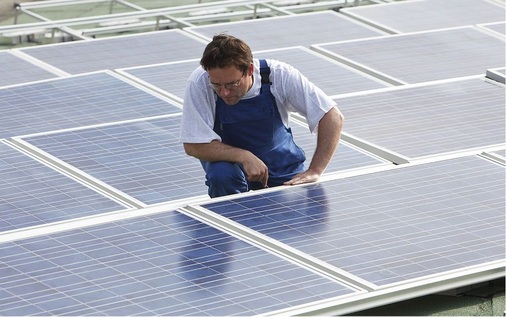 Auch auf dem Roten Rathaus in Berlin stromt bereits eine Solaranlage. Die Module sind flach aufgeständert, um die Reihen enger stellen zu können.
