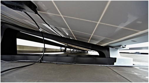 Das Montagesystem Ceniq von Centrosolar ruht auf ­speziellen Böcken, die die Last der Module und des ­Windes aufnehmen.