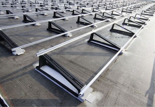 Centrosolar hat das Montagesystem Ceniq entwickelt, um große Solargeneratoren auf Flachdächern von Fabriken, Schulen oder Logistikhallen zu installieren.