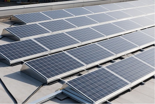 Mit dem Montagesystem Aero von der Firma Lorenz wurde diese Photovoltaikanlage errichtet. Auch dieses Montagesystem wurde speziell für Flachdächer entwickelt.