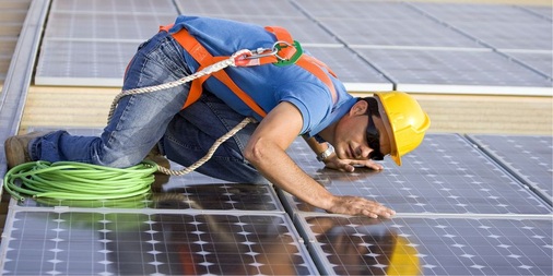 Die Absturzsicherung sollte selbstverständlich sein — auch bei flachen oder nur schwach geneigten Dächern. Der Schutzhelm gehört gleichfalls zur persönlichen Ausrüstung.