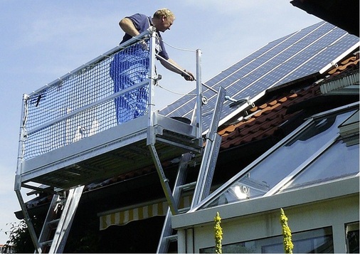 Was für die Montage gilt, gilt ebenso für die Reinigung einer Solaranlage oder ihre Reparatur: Komfortable ­Arbeitsbühnen minimieren das Unfallrisiko.