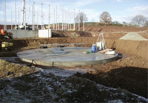 Grundplatte für das Solareis-System von Isocal. Der Pendelspeicher fungiert im Winter als Wärmequelle für die Wärmepumpe und im Sommer als Eis- und Kaltwasserspeicher (Projekt 5).