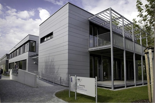 Der Neubau der Fakultät für Wirtschaftsinformatik der Universität Augsburg wird mit einer Grundwasser-Wärmepumpe beheizt und gekühlt (Projekt 1).