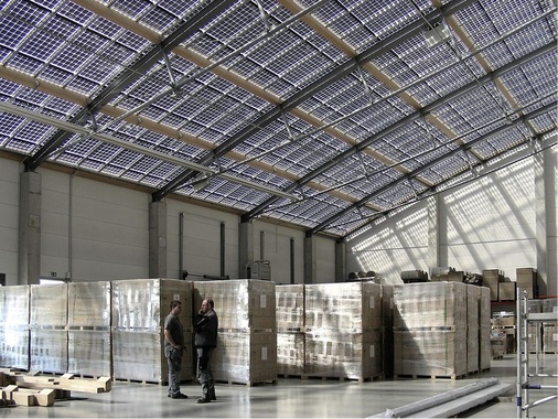 Das Indach-PV-System bei Galaxy Energy verbreitet aufgrund der transparenten Rückfolie ein angenehmes Licht. Offen ist, aus welchem Material der transparente Wärmekanal zwischen den Pfetten gebaut werden soll (Projekt 5).