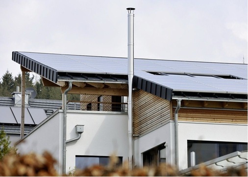 Das Plus-Energiehaus in Krumbach mit PV-Anlage, Lithium-­Ionen-Akku, Wärmepumpe, Pufferspeicher sowie einem Kamin­ofen für ein wohliges Wohnambiente (Projekt 6).