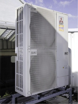 Eine Luft/Wasser-Wärmepumpe von Mitsubishi Electric heizt und kühlt das aufgestockte Gebäude bei Firma Klimmer (Projekt 4). - © BWP
