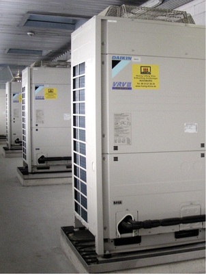 Um den Eisansatz zu verringern, sind die Daikin-Außengeräte in einer überdachten Außenzone auf-gestellt (Projekt 3).