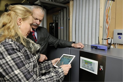 Stolz zeigt Hausbesitzerin Dr. Ildiko Sugar ihre App zum Steuern der komplexen Haustechnik (Projekt 6).