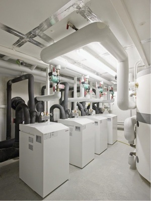 Eine Kaskade mit vier Stiebel Eltron-Grundwasserwärme-pumpen kam in dem Augsburger Wohnhaus zum Einsatz (Projekt 2).