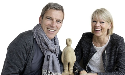 Ralf (51) und Birgit (55) sind verheiratet und stehen mit beiden Beinen im Leben. Nach Jahren harter ­Arbeit wollen sie sich nun ihren Traum vom eigenen Haus in einem ruhigen Stadtviertel erfüllen.