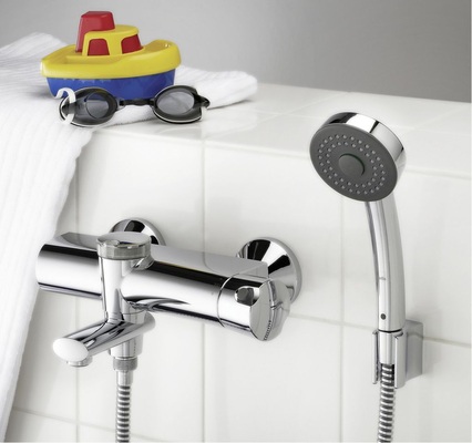 Oras Eterna mit EcoLed-Funktion: Die optimale Füllmenge der Wanne kann einmal fest­gelegt und abgespeichert werden. Von da an stoppt die ­Batterie bei der voreingestellten Wassermenge.