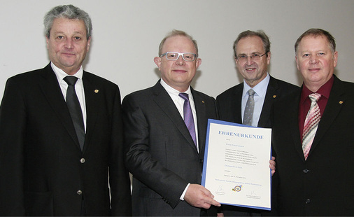 Die goldene Ehrennadel als Anerkennung für eine langjährige Partnerschaft (v.l.): Ehrenvorsitzender Manfred Stather, SBZ-Verleger Erwin Fidelis Reisch, Hauptgeschäftsführer Dr. Hans-Balthas Klein und der neue Fachverbands-vorsitzende Joachim Butz.