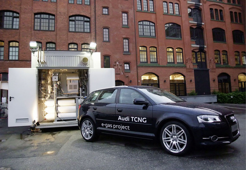 Das Auto mit Gasmotor wartet bereits an der Anlage mit 250kW Anschlussleistung, die demnächst Methan produzieren soll.