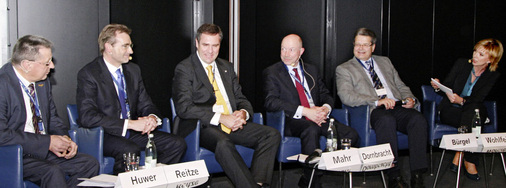 Illustre Diskussionsrunde (v.l.): Erich Huwer (Globus Baumärkte), Karlheinz Reitze (Stiebel Eltron), Benedikt Mahr (DG Haustechnik), ­Andreas Dornbracht (VDS), Eberhard Bürgel (ZVSHK) und NTV-Moderatorin Corinna Wohlfeil.