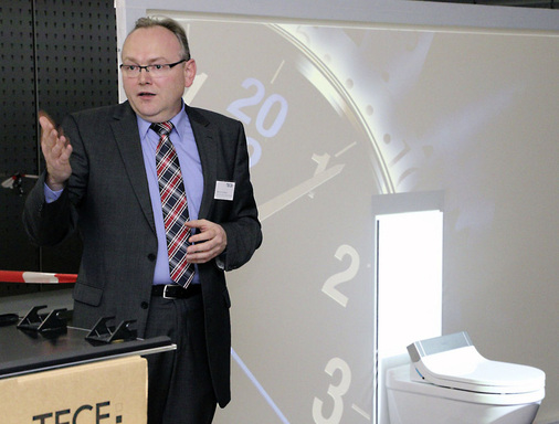 Martin Krabbe erläutert, wie sich das WC-Terminal Tecelux immer wieder an die Komfortwünsche seiner Nutzer anpassen lässt.