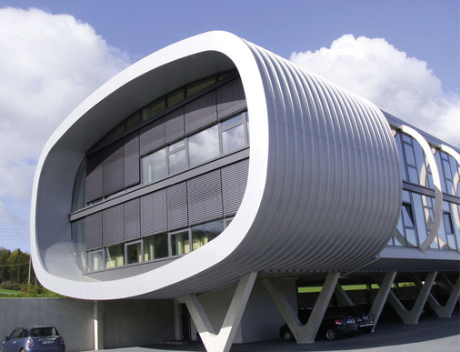 Komplexe Gebäudehülle mit hohen Anforderungen an die Fertigungstechnik: die Firmenzentrale für die Mineralbrunnengruppe Wüllner in Bielefeld.