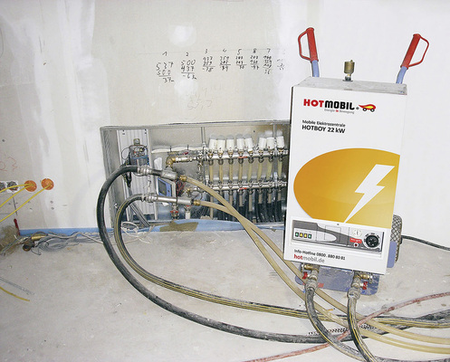 Mit mobilen Elektroheizgeräten kann die zur Estrichaufheizung benötigte Heizwärme direkt in einen Heizkreisverteiler eingespeist werden. - © Hotmobil
 Mit mobilen Elektroheizgeräten kann die zur Estrichaufheizung benötigte Heizwärme direkt in einen Heizkreisverteiler eingespeist werden.
