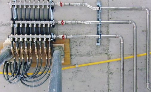 Mit der Zufuhr von Heizwärme lässt sich bei Deckenkonstruktionen mit thermischer Bauteilaktivierung der Baufortschritt beschleunigen. - © Wolfgang Heinl
 Mit der Zufuhr von Heizwärme lässt sich bei Deckenkonstruktionen mit thermischer Bauteilaktivierung der Baufortschritt beschleunigen.