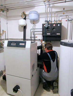 Wärmepumpen sind zur Estrichtrocknung oder als Bauheizung nicht geeignet. Mit dem Einsatz von mobilen Elektroheizgeräten vermeiden Heizungsfachbetriebe ­Gewährleistungsrisiken.