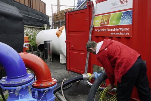 Abgeschirmt von den ­Zuschauern und ausgerüstet mit einem 17 m hohen Stahlschornstein sorgt der 1-MW-Heiz­container auch bei Frost für einen bespielbaren Rasen.