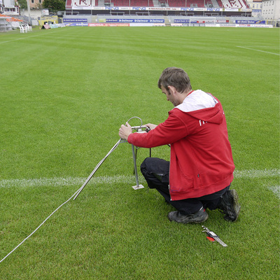 Montage eines Temperaturfühlers für die Rasenheizung im Jahnstadion des SSV Jahn 2000 Regensburg. In der zweiten Liga ist eine Rasenheizung ­obligatorisch.