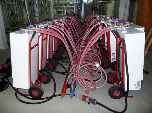 Testvorrichtung mit 30 Elektroheizmobilen, die für die nötige Wärme- und Stromlast gebündelt wurden, um die Kältetechnik eines Rechenzentrums zu testen.