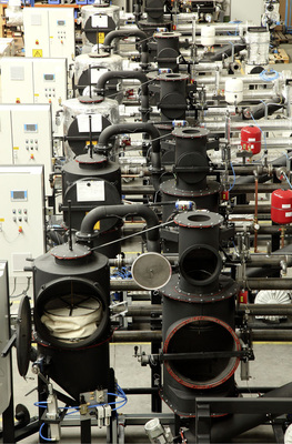 Im Bereich unter 50 kWel ist die Nachfrage nach Holzvergasungs-KWK-Anlagen besonders stark. Spanner-Re2 hat deshalb für 35- und 50-kWel-­Anlagen die Serienproduktion aufgenommen.